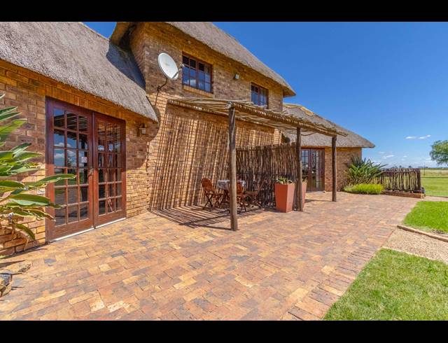 8 BEDROOM BED & BREAKFAST FOR SALE IN MOOILANDE